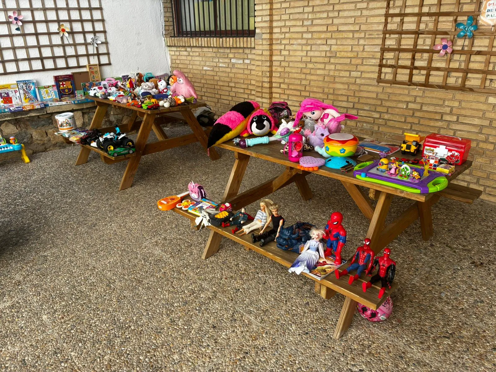 Niñas y niños eligiendo juguetes en el mercadillo
