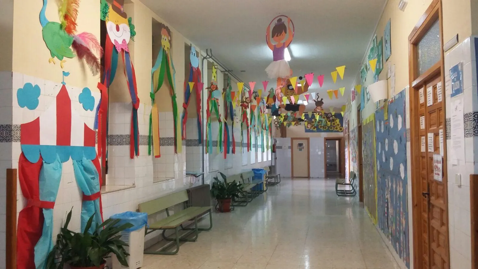 Pasillo del colegio decorado por el alumnado con motivos de carnaval